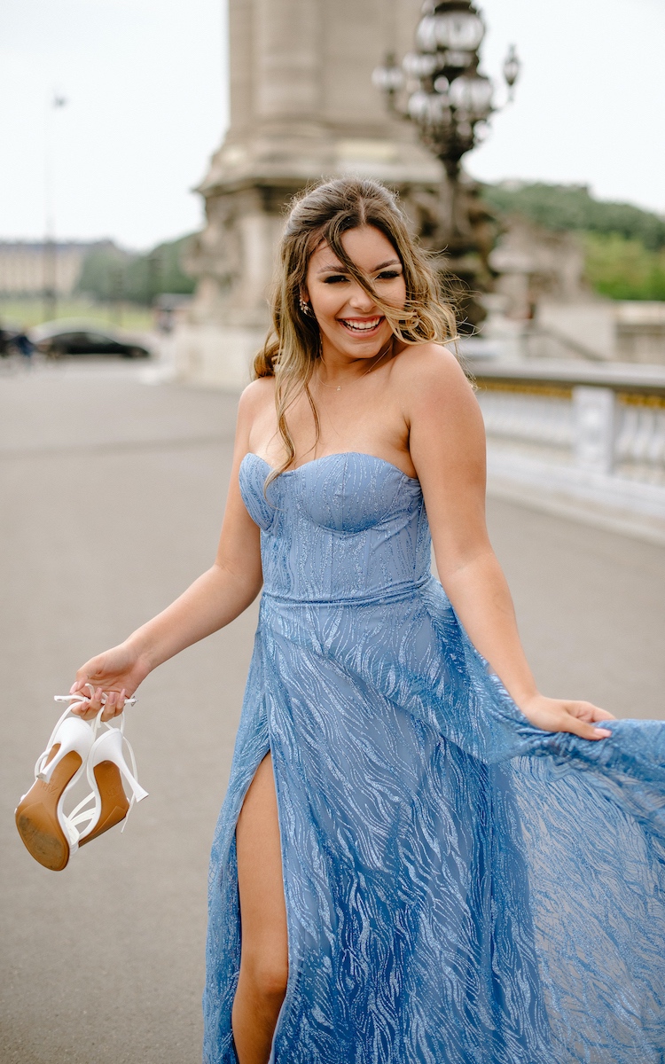 Retrato de mulher em sessão com fotógrafa em Paris