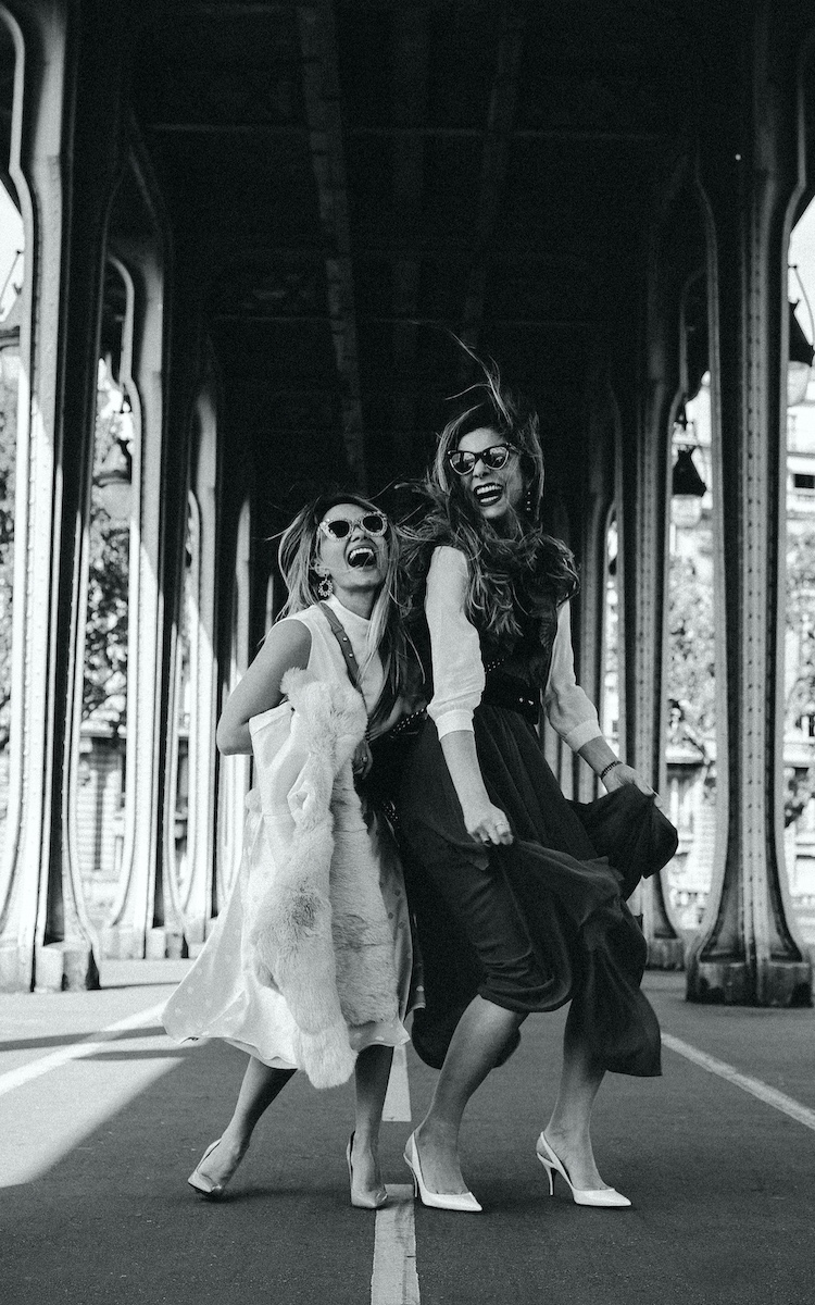 amigas em ensaio fotográfico em Paris