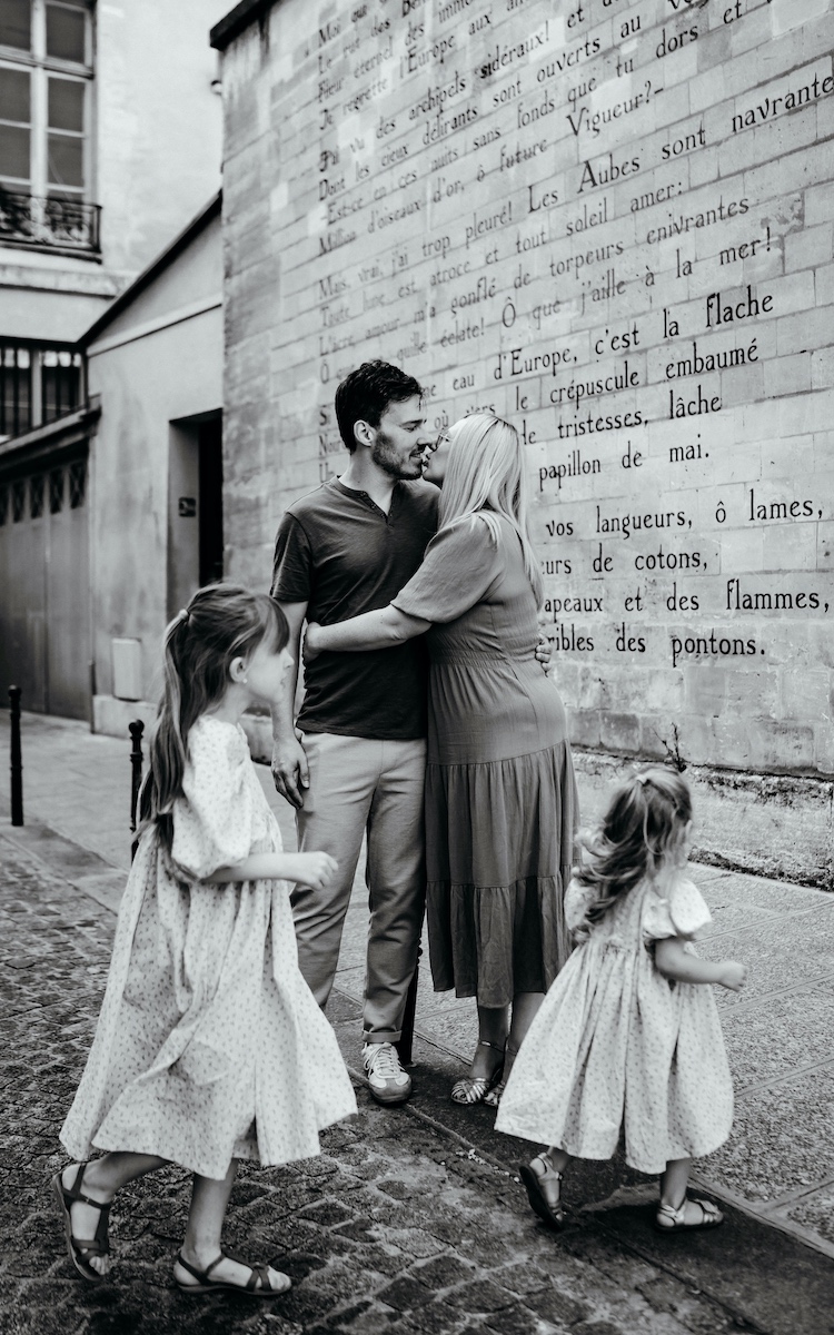 Família feliz posando para fotos com fotógrafa em Paris
