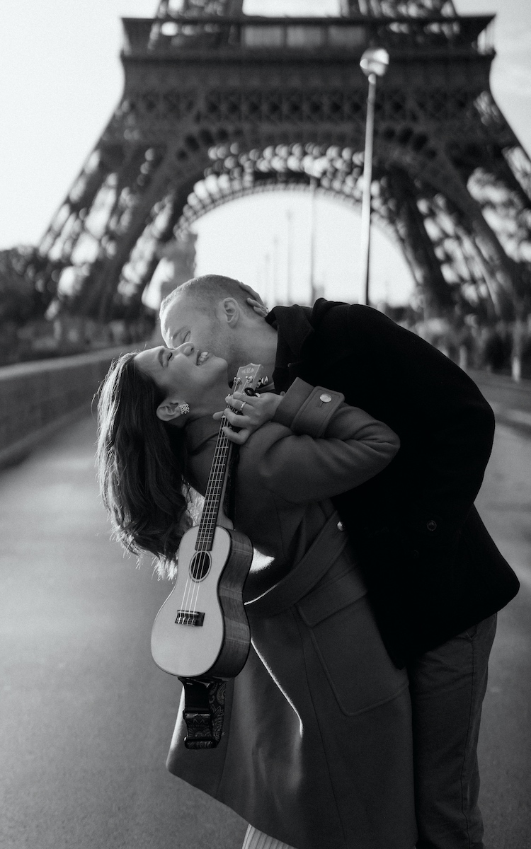 Casal em momento romântico com fotógrafa em Paris