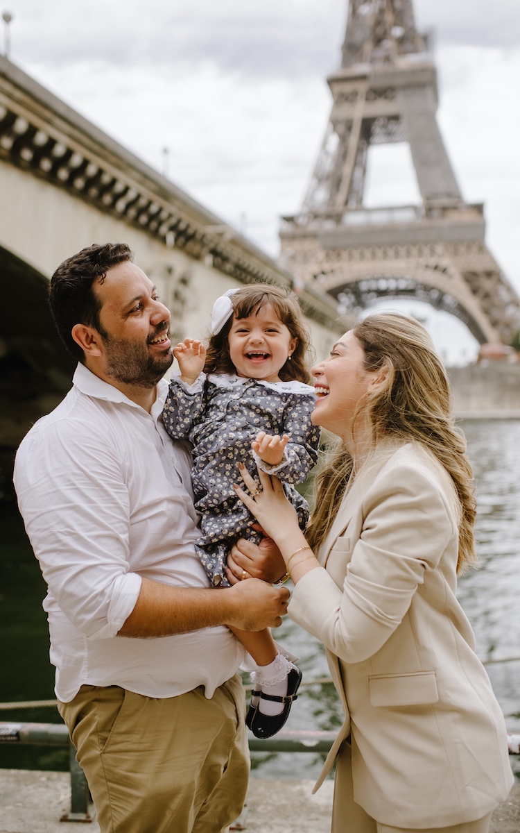 Familia com uma criança em ensaio de fotos na torre Eiffel